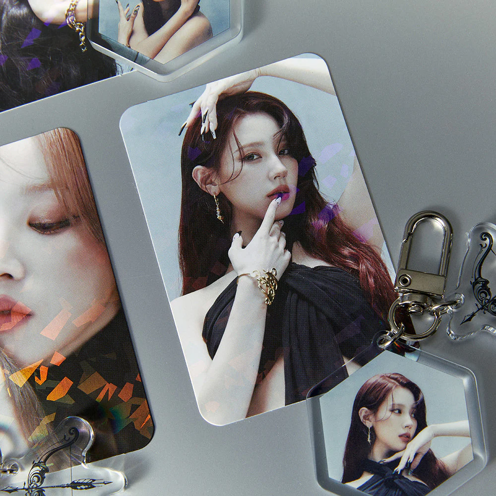 (G)I-DLE - SUPER LADY OFFICIAL MD ACRYLIC KEYRING PHOTOCARD SET 0 VER. - Image 4